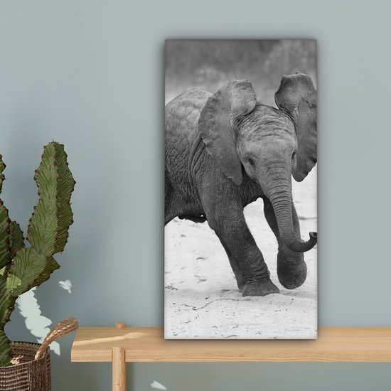 Canvas Schilderij Olifant - Baby - Dieren - Pad - Zwart wit - 20x40 cm - Wanddecoratie