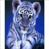 TOPMO - Witte tijger welpje - Diamond painting pakket - HQ Diamond Painting - VOLLEDIG dekkend - Diamant Schilderen - voor Volwassenen – ROND- 40X50CM