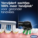 Vergelijking van tandenborstels: een handtandenborstel verwijdert vuil, een Oral-B elektrische tandenborstel spuit water.