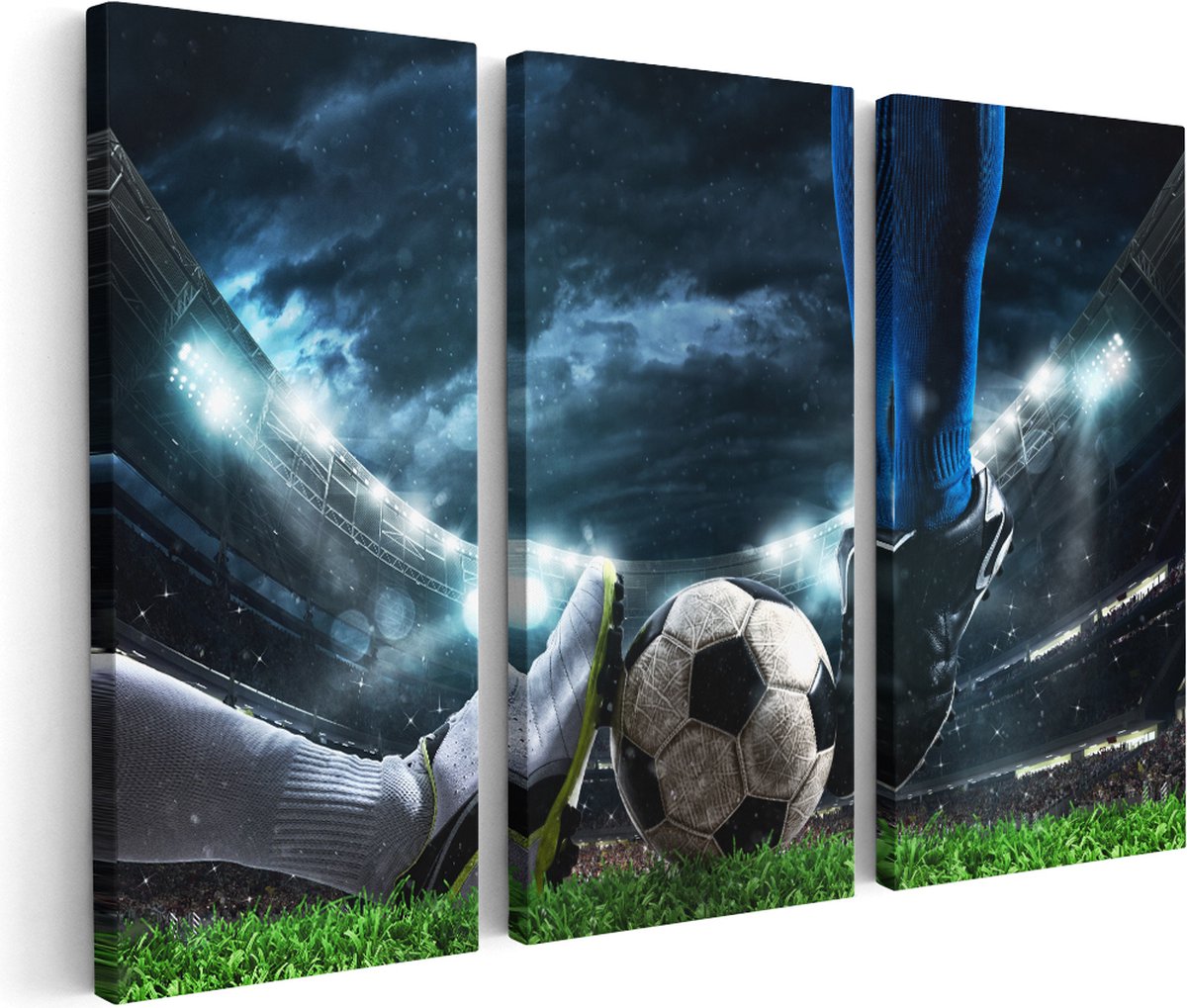 Artaza Canvas Schilderij Drieluik Voetbal Sliding Op De Bal In Het Stadion - 150x100 - Groot - Foto Op Canvas - Canvas Print