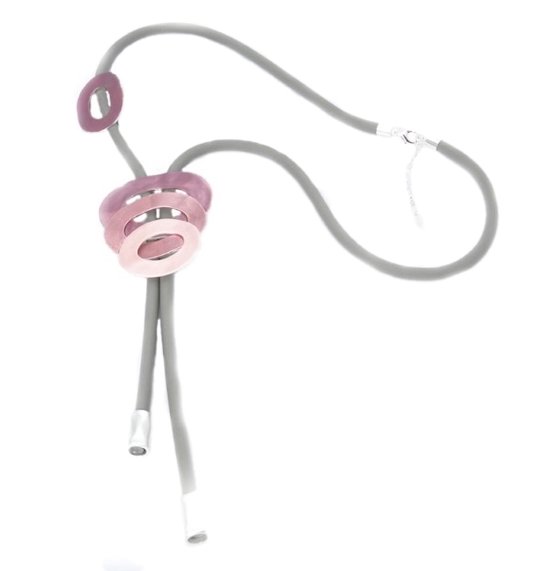 Petra's Sieradenwereld - Ketting rubber lichtgrijs met metalen roze hangers (35)