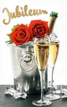 Jubileum! Van harte gefeliciteerd! Een bijzondere kaart met een afbeelding van rozen en champagne. Een leuke kaart om zo te geven of om bij een cadeau te voegen. Een dubbele wenskaart inclusief envelop en in folie verpakt.