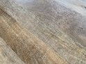 Détail de bois de manguier naturel avec grain de bois visible et légères marques.