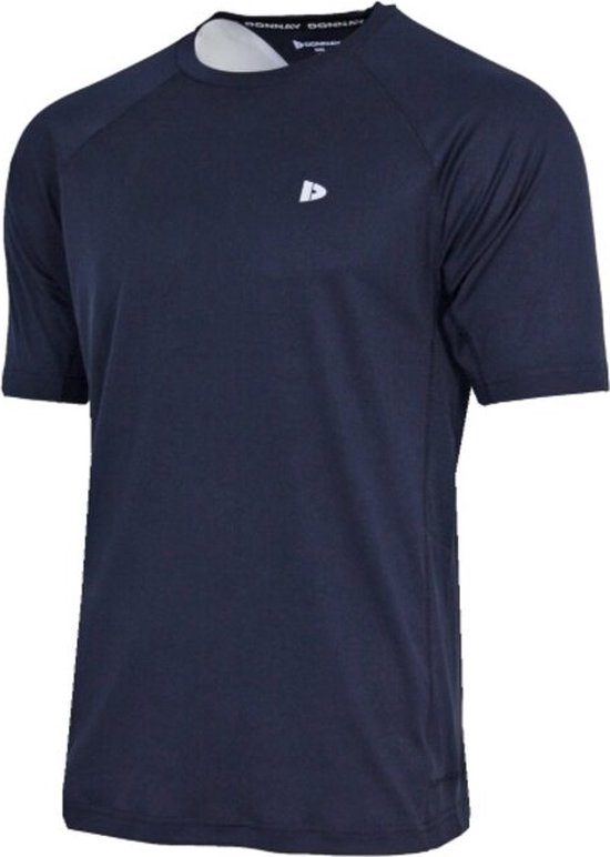 Donkerblauw sportshirt met korte mouwen en een klein logo op de borst.