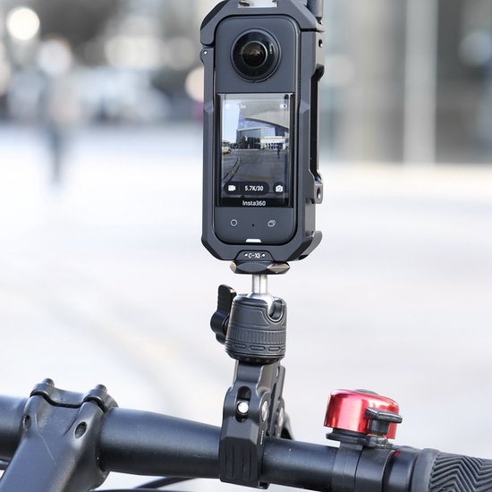 Insta360 X3 camera in een zwarte Ulanzi kooi, gemonteerd op een stuur met een rode fietsbel.