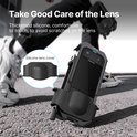 Een persoon rent op straat, de Insta360 X3 camera in een Ulanzi kooi, met een close-up van een zwarte siliconen lensbeschermer.
