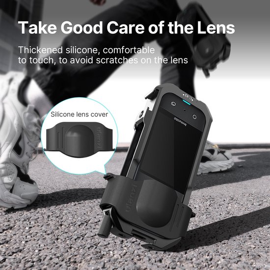 Een persoon rent op straat, de Insta360 X3 camera in een Ulanzi kooi, met een close-up van een zwarte siliconen lensbeschermer.