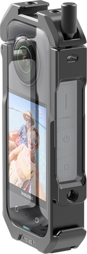 Zwarte metalen cage voor Insta360 X3, met een scherm dat een stel toont.