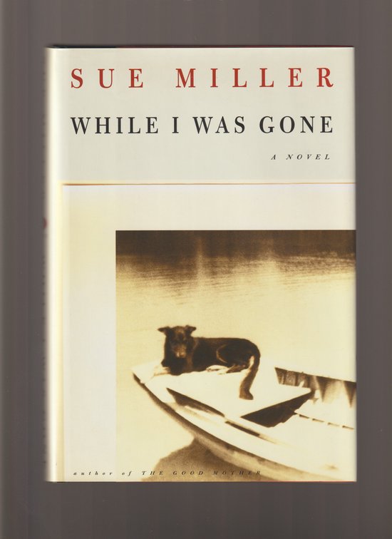 Boekomslag van 'While I Was Gone' door Sue Miller met een sepiafoto van een hond in een boot.