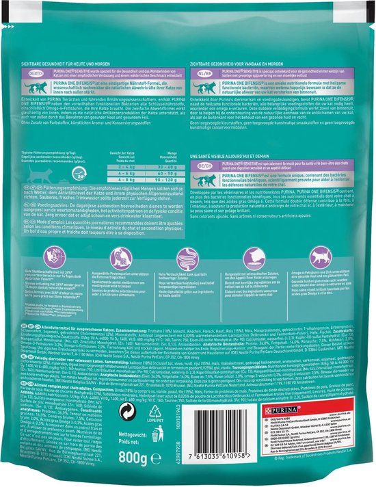 Achterkant van Purina One verpakking met kattenvoer informatie, ingrediënten en voedingsadvies.
