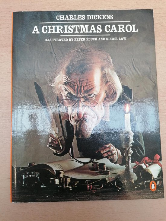 Boekomslag van A Christmas Carol door Charles Dickens, met een karikatuur van Ebenezer Scrooge bij kaarslicht en munten.