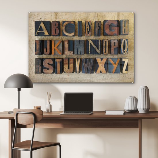 ® Glasschilderij 90x60 cm - Schilderij acrylglas - Close-up van het alfabet op een houten achtergrond - Foto op glas - Muurdecoratie woonkamer - Wanddecoratie slaapkamer - Schilderijen