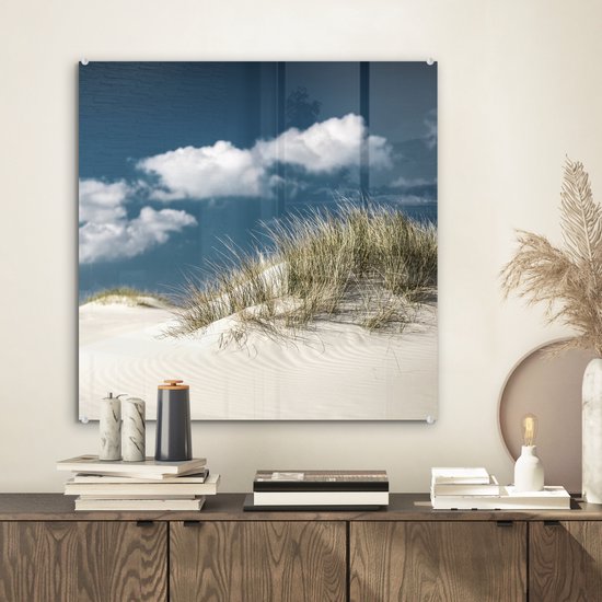 MuchoWow® Glasschilderij 50x50 cm - Schilderij acrylglas - Grashalmen groeien op de witte zandduinen - Foto op glas - Schilderijen