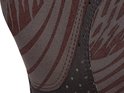 Bruine handschoen met abstract tijgerprint patroon, stiksels en geperforeerde details.