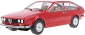 Het 1:18 gegoten modelauto van de Alfa Romeo Alfetta GT 1.6 uit 1976 in rood. De fabrikant van het schaalmodel is Minichamps. Dit model is alleen online verkrijgbaar