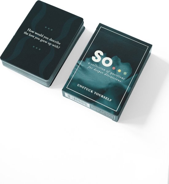 Een donkerblauwe doos van 'So... a collection of questions for deeper discussions' en een stapel kaarten met de vraag 'Hoe zou je de liefde beschrijven waarmee je opgroeide?'.