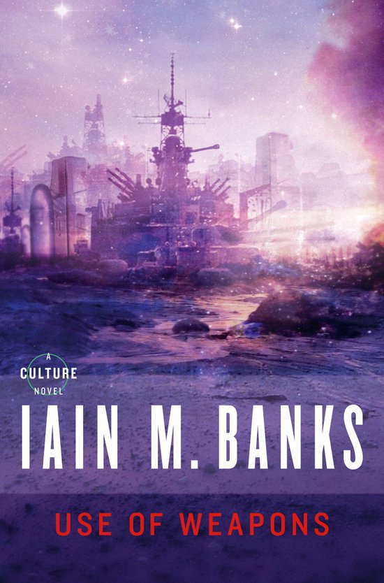 Boekomslag van 'Use of Weapons' door Iain M. Banks, met een slagschip op de achtergrond, omringd door gebouwen en een paarse, roze en blauwe lucht.