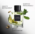 Parfumfles met David Beckham Instinct, omgeven door bergamot, kardemom en munt. 'Zesty Bergamot', 'Spicy Cardamom', 'Earthy Patchouli'.