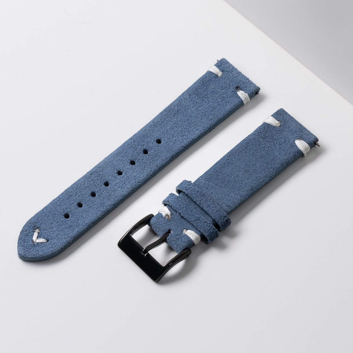 The Watch Lifestyle Store | Luxe suède horlogeband in licht blauw 22 mm