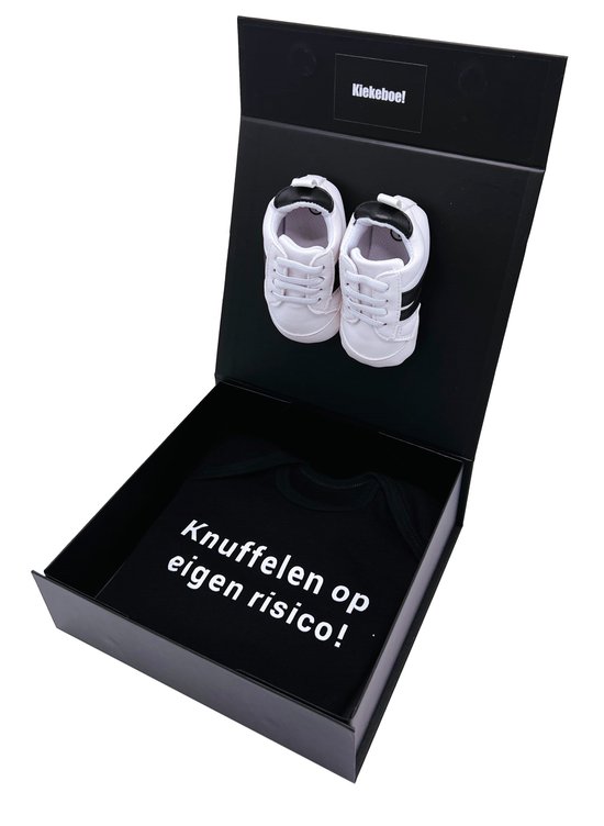 Kraamcadeau met romper en baby sneakers in magneetdoos - kan ook rechtstreeks als cadeau worden gestuurd van BamBam — afbeelding 3