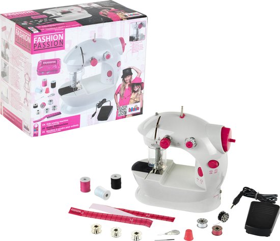 Witte kindernaaimachine met roze details, naast de verpakking met illustraties van het product.