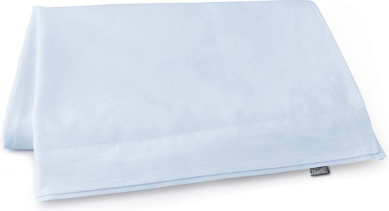 Un drap en percale de coton bleu clair, plié, avec un ourlet plat.