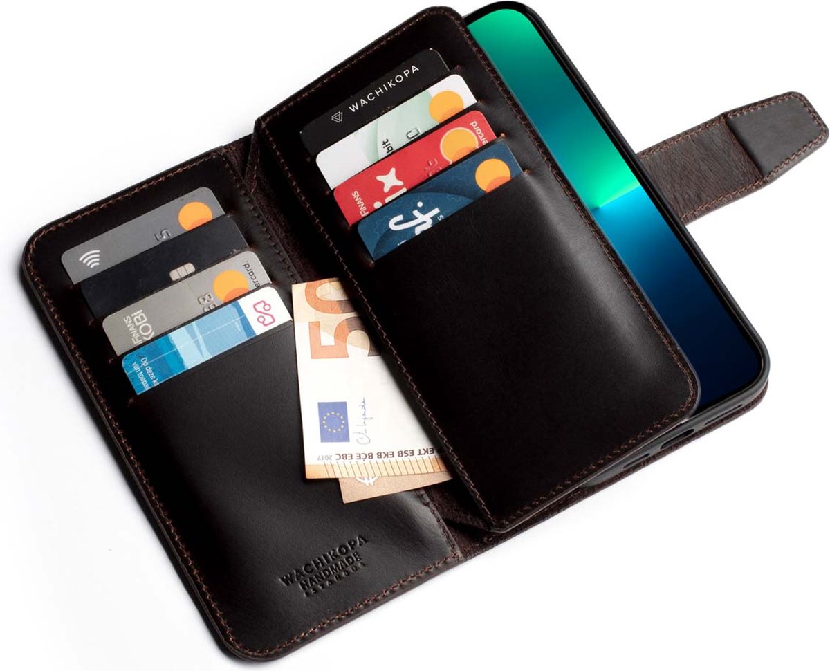Wachikopa Hoesje Met Pasjeshouder Geschikt voor iPhone 13 Pro - Wachikopa Multi Wallet Bookcase - donkerbruin