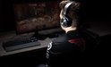 Man met Faze Clan shirt speelt game met Steelseries Arctis Nova Pro headset.