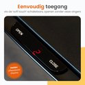 Close-up van het 'soft touch' bedieningspaneel van een zwarte prullenbak met helder rood display.