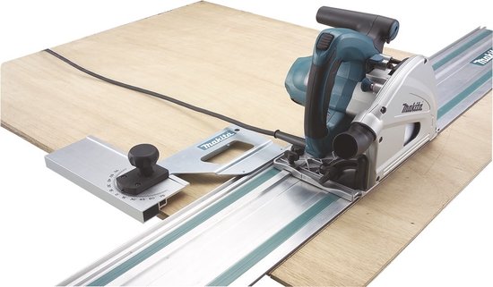Makita invalcirkelzaag op een geleiderail bovenop een houten plaat.