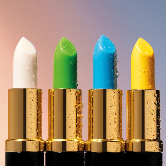 Vier lipsticks in het wit, groen, blauw en geel, bedekt met waterdruppels, op gouden houders.