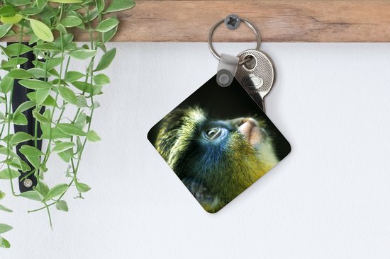 Porte-clés Animaux - Gros plan d'un singe sur fond noir Porte-clés plastique - Porte-clés carré avec photo