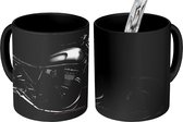 Magische Mok - Foto op Warmte Mokken - Koffiemok - Zijaanzicht van een zwarte motor - Magic Mok - Beker - 350 ML - Theemok