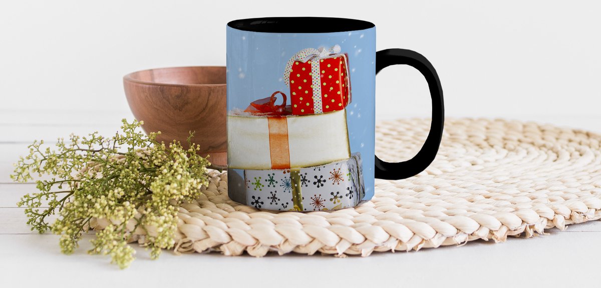 Magische Mok - Foto op Warmte Mokken - Koffiemok - Een sneeuwpop met kerstcadeautjes - Magic Mok - Beker - 350 ML - Theemok