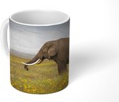 Mok - Koffiemok - Grazende olifant in de natuur van Afrika - Mokken - 350 ML - Beker - Koffiemokken - Theemok