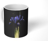 Mok - Een iris met een bol zwarte achtergrond - 350 ML - Beker