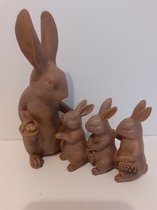 Hazen beeldje lief haasje met 3 kleine haasjes die een tasje dragen konijnen van Slijkhuis 17x15x7 cm