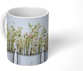 Mok - Taugé in blikken lichtgrijze achtergrond - 350 ML - Beker