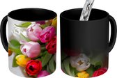 Magische Mok - Foto op Warmte Mok - Bos met tulpen in een vaas - 350 ML