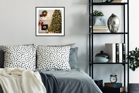 Affiche avec cadre Un sapin de Noël avec des cadeaux à côté d'une cheminée - 40x40 cm - Décoration de Noël - Décoration de Décorations de Noël - Décoration de Noël Salon