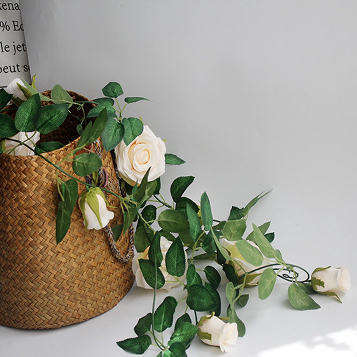 Set van 2 artificiële eucalyptusbloemslingers met witte rozen