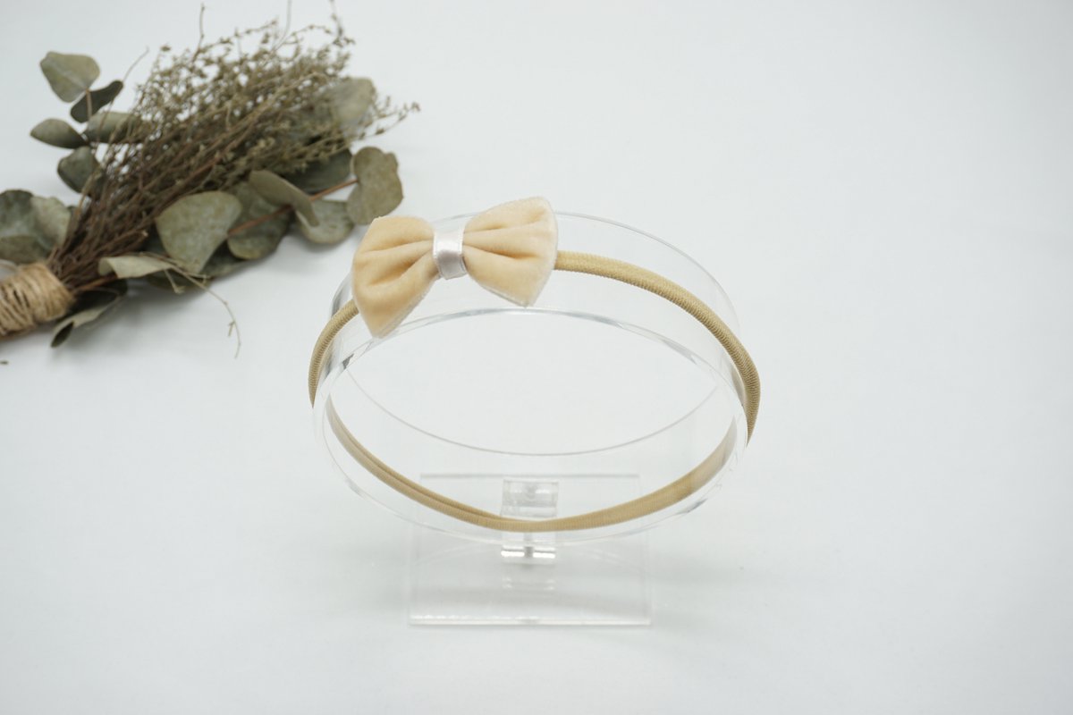 Haarband Nylon met baby strik - Kleur Beige - Haarstrik – Winter strik - Fluweel - Bows and Flowers