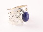 Opengewerkte zilveren ring met lapis lazuli - maat 19