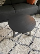 Industriële zwarte ronde salontafel met blad van 60cm en industrieel onderstel