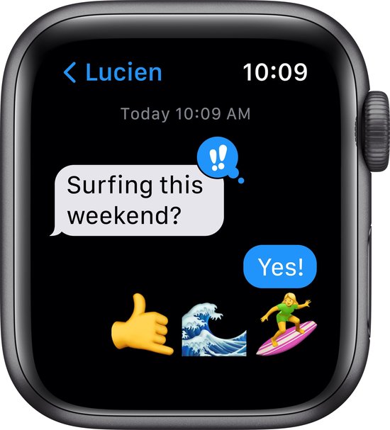 Apple Watch SE toont een iMessage-gesprek met de tekst 'Surfing this weekend?' en antwoord 'Yes!', met surf-emoji's.