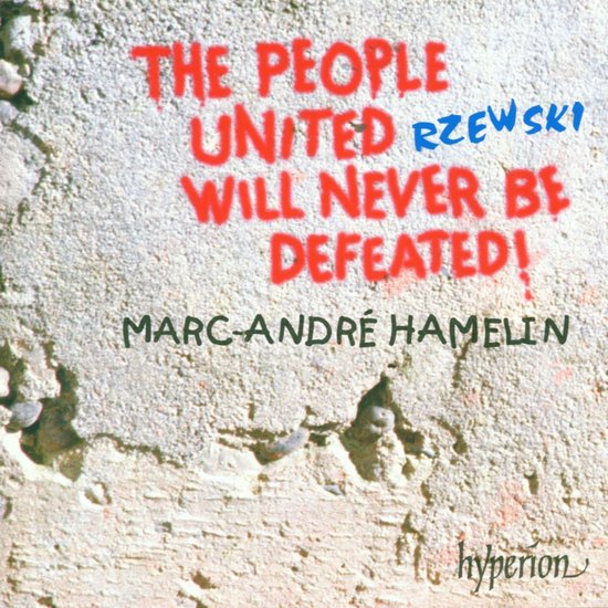 De tekst "THE PEOPLE UNITED WILL NEVER BE DEFEATED!" in rode graffiti op een stenen muur, met de naam "RZEWSKI" in blauw daarboven.