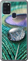 Geschikt voor Samsung Galaxy A21s hoesje - Close-up van een waterdruppel op de veer van een pauw - Siliconen Telefoonhoesje