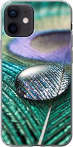 Geschikt voor iPhone 12 hoesje - Close-up van een waterdruppel op de veer van een pauw - Siliconen Telefoonhoesje