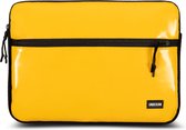 MacBook Pro 14 inch hoes met voorvak (van gerecycled materiaal) - Gele laptop sleeve of case voor MacBook Pro 14 inch (2022/2023) - Duurzame keuze