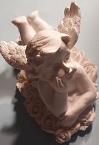 Engel - Liggend op een bedje van rozen - 8 x 5 x 4 cm